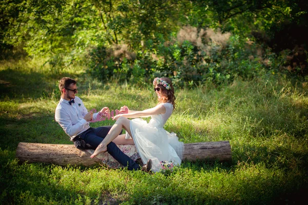 Bride and groom having fun in park — Stock Photo, Image