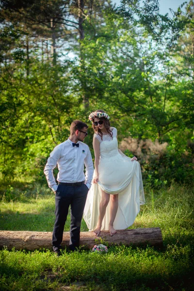 Braut und Bräutigam haben Spaß im Park — Stockfoto