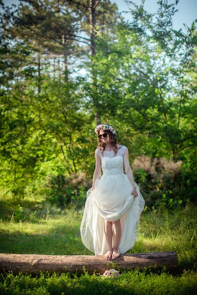Schöne Braut in schwarzer Brille — Stockfoto