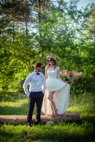 Braut und Bräutigam haben Spaß im Park — Stockfoto