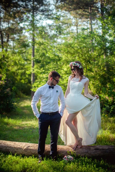 Sposa e sposo si divertono nel parco — Foto Stock