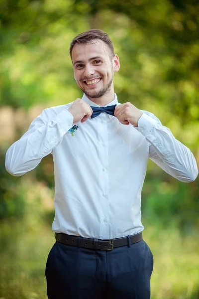 Brudgummen på bröllopsdag — Stockfoto