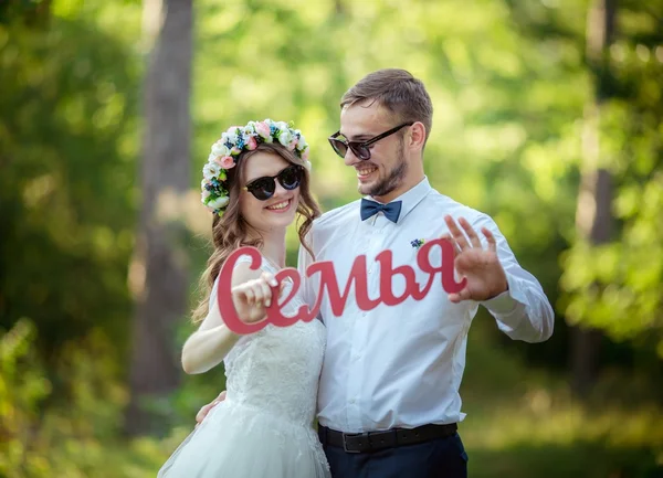 Inscrição uma família em mãos de recém-casados — Fotografia de Stock