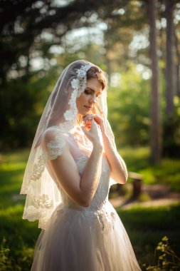 Gelin Bahçe Beyaz elbiseli