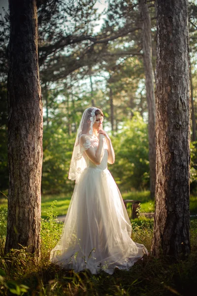 Nevěsta v bílých šatech v zahradě — Stock fotografie