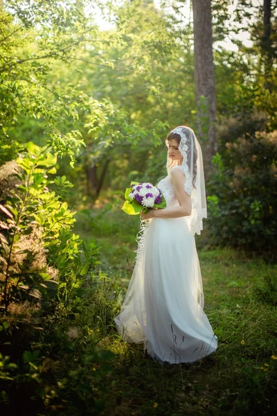 Braut im weißen Kleid im Garten — Stockfoto