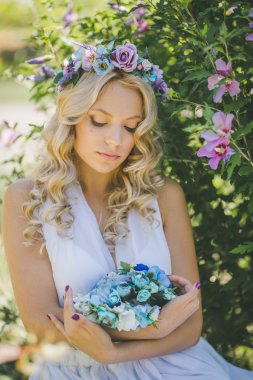 çiçek çelenk olan kadın
