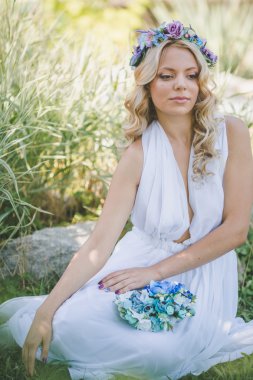 çiçek çelenk olan kadın