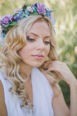 çiçek çelenk olan kadın