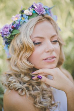 çiçek çelenk olan kadın