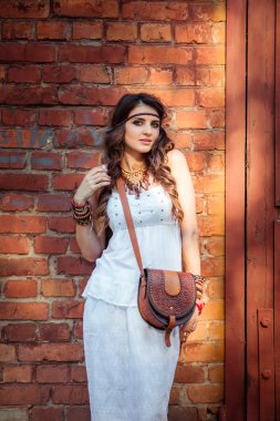 etnik giysiler içinde poz kadın