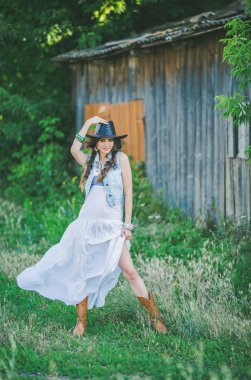 etnik giysiler içinde poz kadın