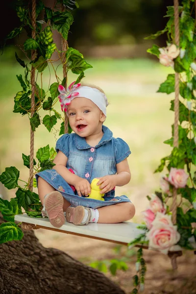 Mooie babymeisje op schommel zitten — Stockfoto