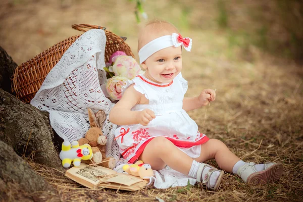 Vacker baby flicka stående — Stockfoto