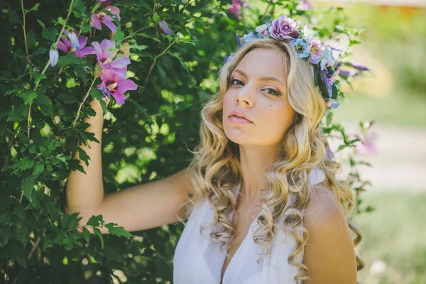 Jonge vrouw met bloem krans — Stockfoto