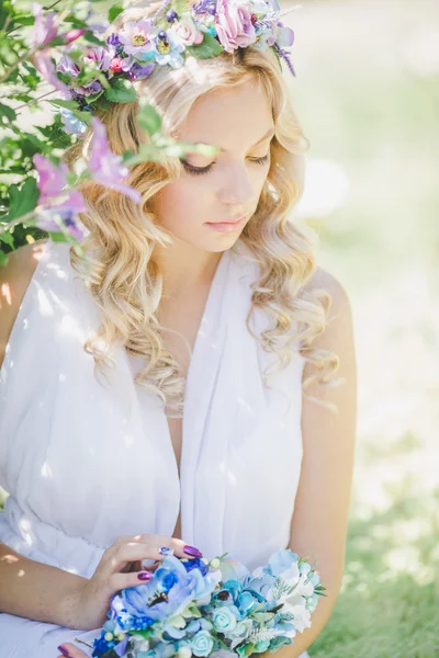 Jovem com coroa de flores — Fotografia de Stock