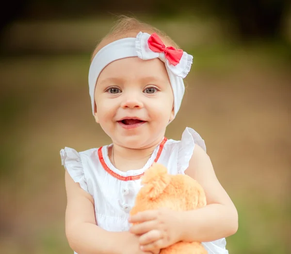 Mooie babymeisje met speelgoed Beer — Stockfoto