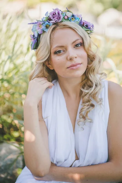 Jovem com coroa de flores — Fotografia de Stock