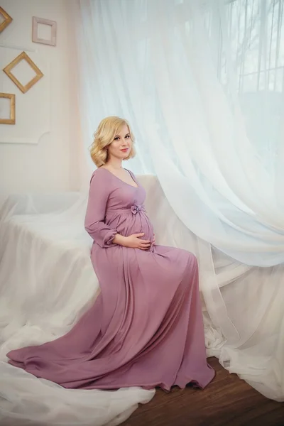 Mooie zwangere vrouw in lange jurk — Stockfoto