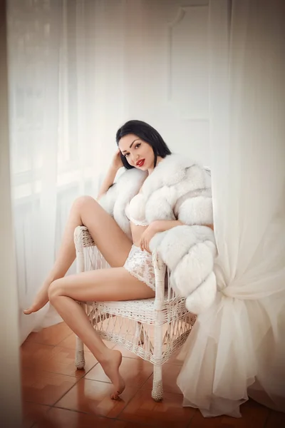 Hermosa mujer en lencería blanca — Foto de Stock