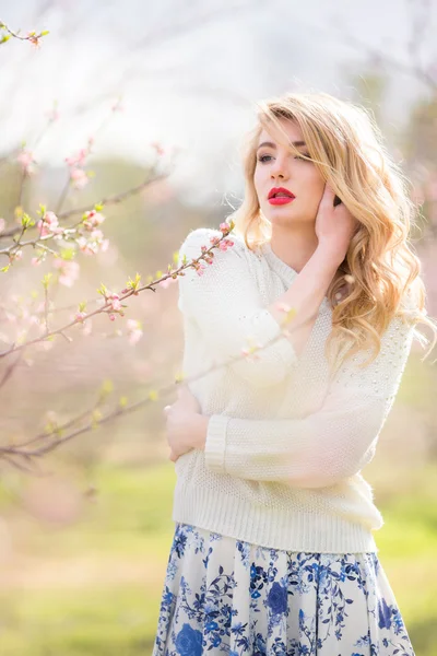 Young woman in spring garden — Stock Photo, Image