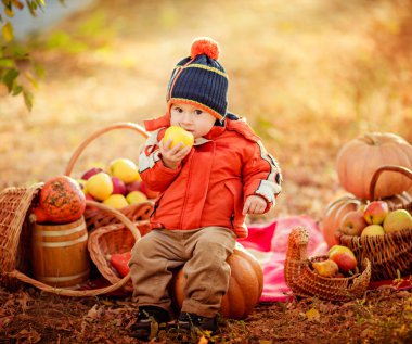 sonbahar Park'ta küçük çocuk