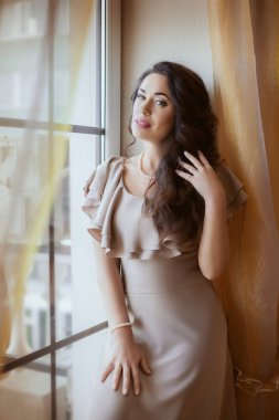 bej renkli elbiseli güzel kadın