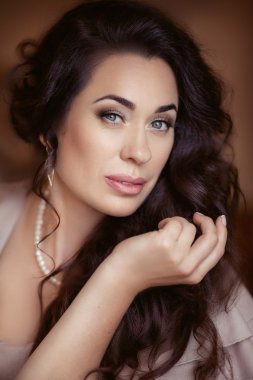 Güzel bir kadının portresi