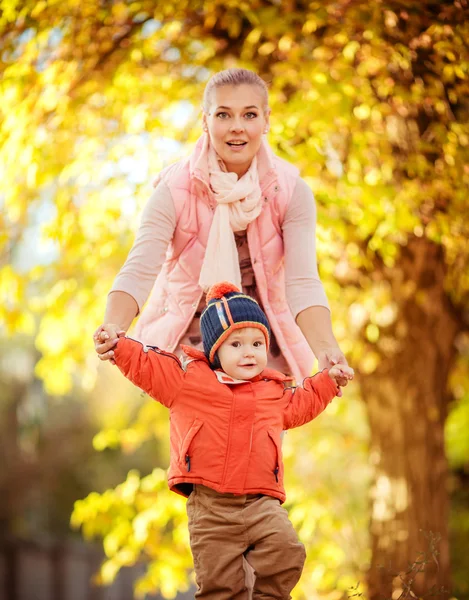 Madre e figlio nel parco autunnale — Foto Stock