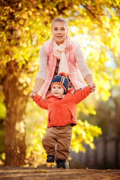 Madre e figlio nel parco autunnale — Foto Stock