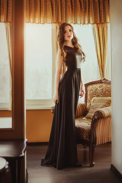 黒のドレスで美しい女性 — ストック写真
