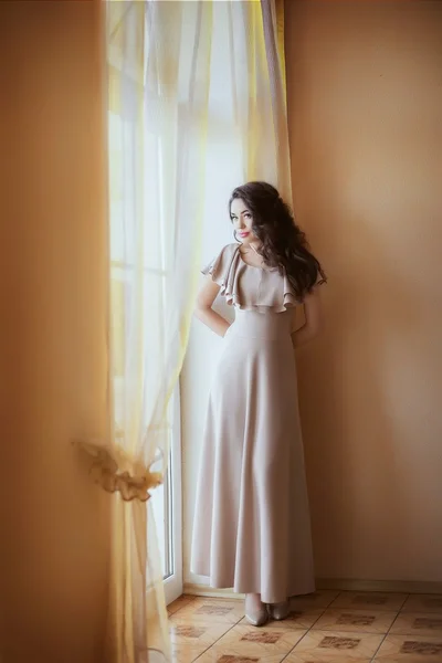 Belle femme dans la robe beige — Photo