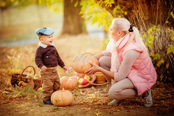 Mãe e filho no parque de outono — Fotografia de Stock