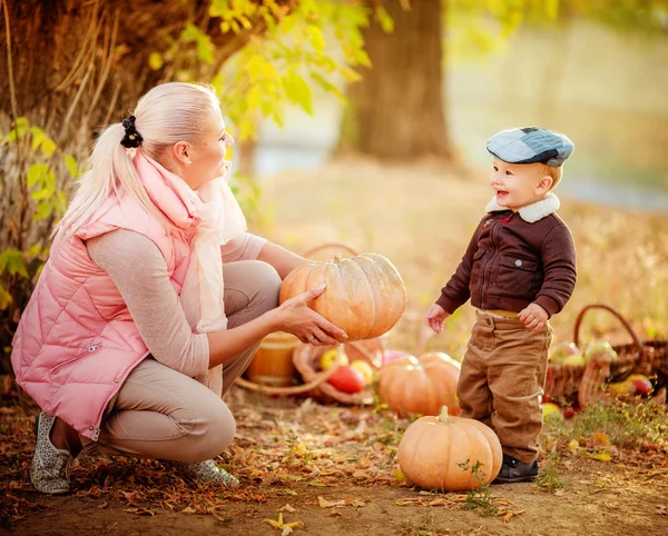 Mother and son in autumn park — Stock Photo, Image