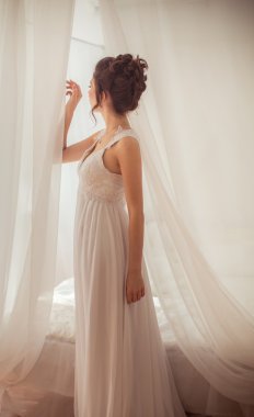 Gelin ona düğün gününde beyaz elbiseli