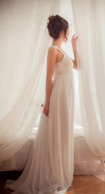 Gelin ona düğün gününde beyaz elbiseli