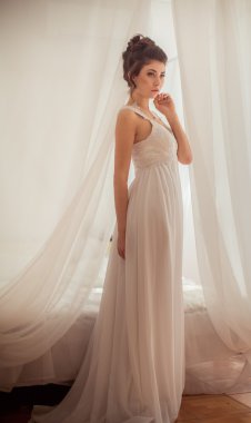 Gelin ona düğün gününde beyaz elbiseli