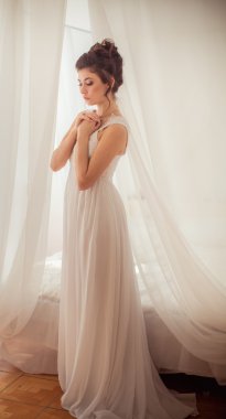 Gelin ona düğün gününde beyaz elbiseli