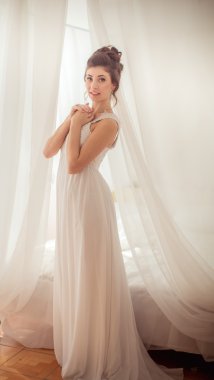 Gelin ona düğün gününde beyaz elbiseli