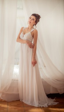 Gelin ona düğün gününde beyaz elbiseli