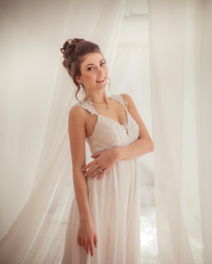 Gelin ona düğün gününde beyaz elbiseli