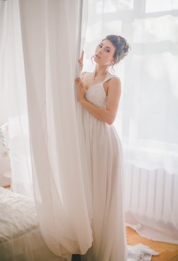 Gelin ona düğün gününde beyaz elbiseli