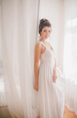 Gelin ona düğün gününde beyaz elbiseli