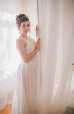 Gelin ona düğün gününde beyaz elbiseli