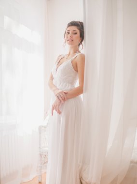 Gelin ona düğün gününde beyaz elbiseli