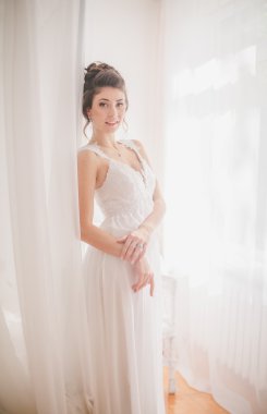 Gelin ona düğün gününde beyaz elbiseli