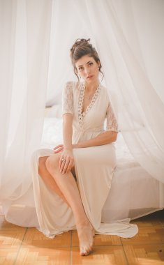 Güzel esmer kız beyaz yatak odasında 