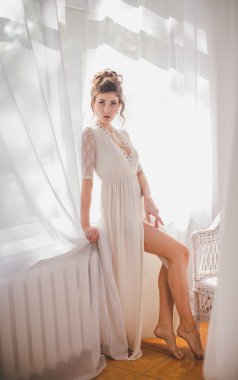 Güzel esmer kız beyaz yatak odasında 