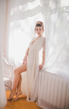 Güzel esmer kız beyaz yatak odasında 