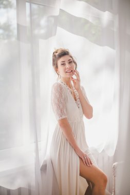 Güzel esmer kız beyaz yatak odasında 